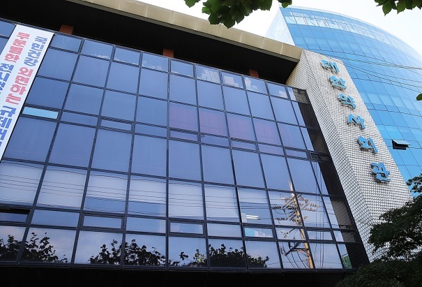 농협 ‘창고형 약국’ 확장 논란